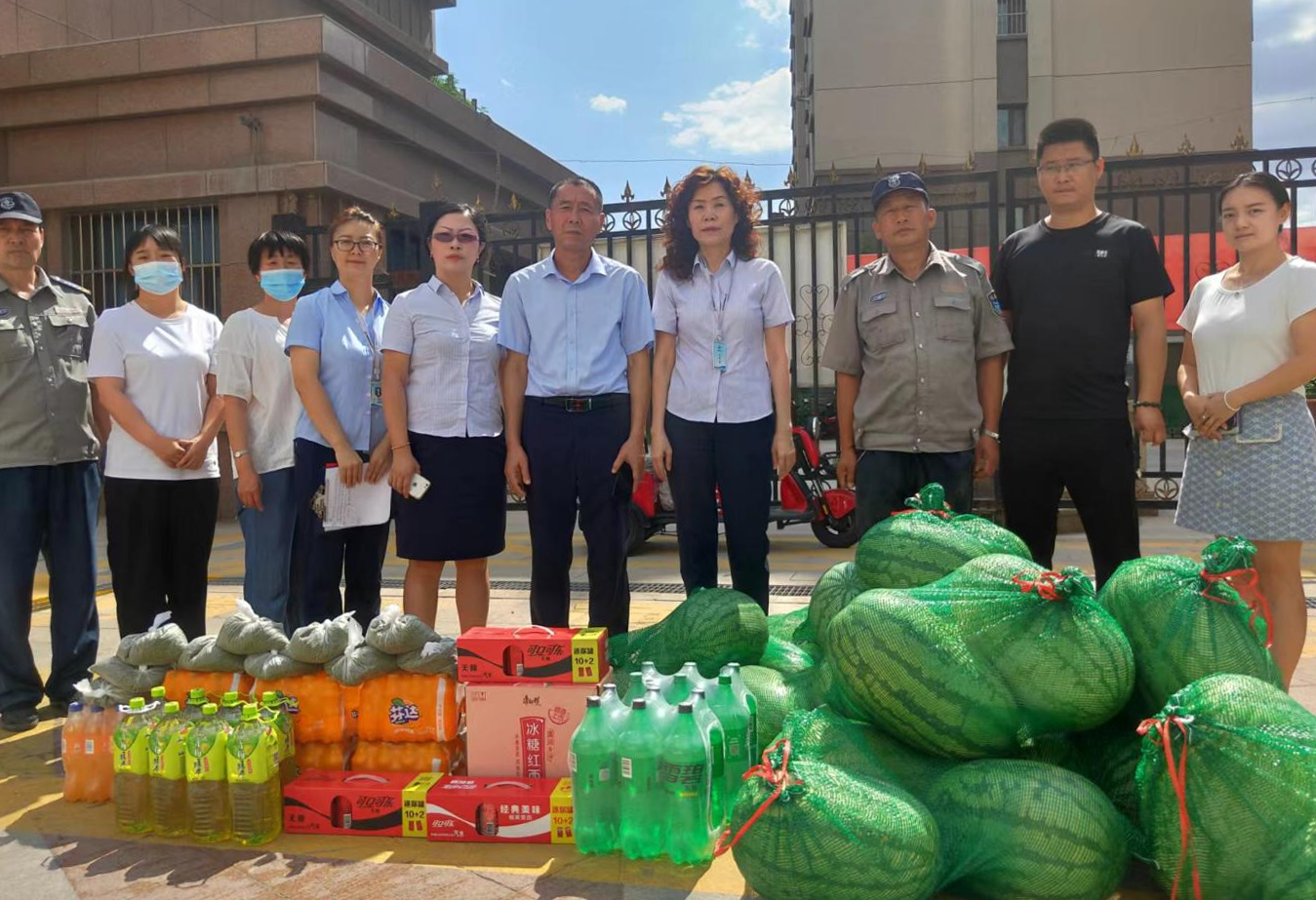 夏日送清涼 滴滴關(guān)懷暖人心